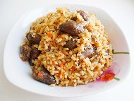 Рецепта Печени пилешки сърца с ориз, лук, моркови и целина на фурна